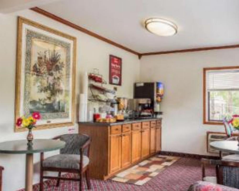 Econo Lodge Fort Jackson Image 10