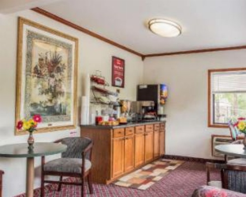 Econo Lodge Fort Jackson image 10