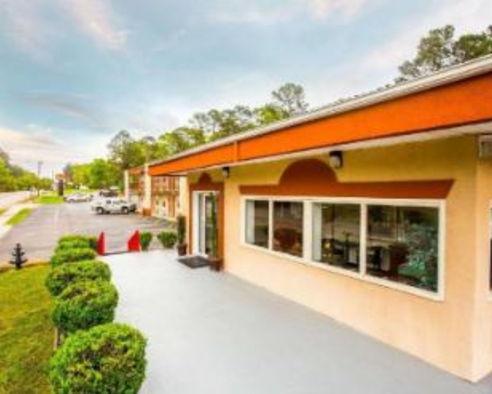 Econo Lodge Fort Jackson Image 11