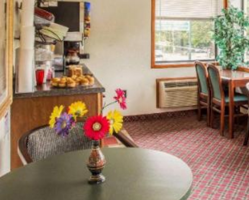 Econo Lodge Fort Jackson Image 13