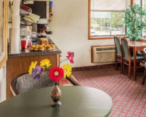Econo Lodge Fort Jackson image 13