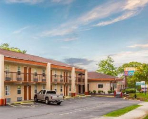 Econo Lodge Fort Jackson image 14