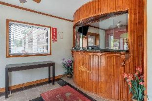Econo Lodge Fort Jackson image 5