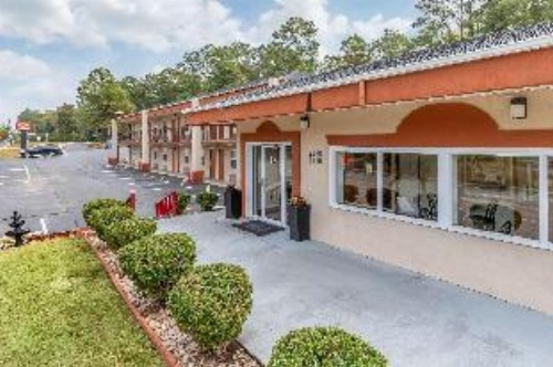 Econo Lodge Fort Jackson image 9
